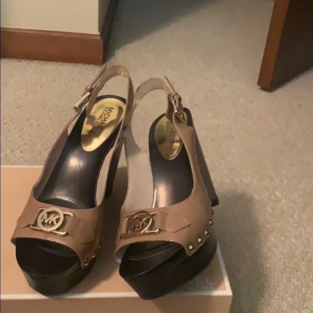 Patent leather studded two tone logo wedge sandals - Picture 5 of 5